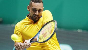 Nick Kyrgios golpea una bola durante un partido con Australia en las Finales de la Copa Davis.
