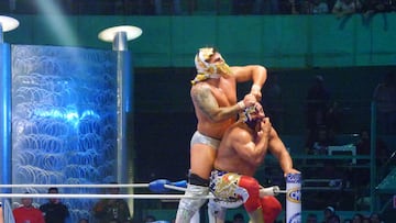 Este es el momento en que Esfinge le rompe la máscara a su rival en la Arena Puebla.