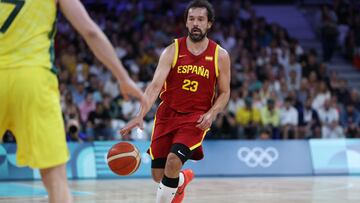 Sergio Llull, base de la Selección, avanza ante Australia en los Juegos de París.