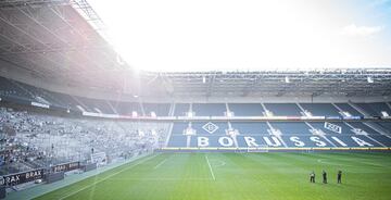 Imágenes de aficionados del Borussia Monchengladbach llenan las gradas del Borussia Park. Los seguidores del club alemán apoyan a su equipo comprando estos cartelones con sus caras y que permanecerán en el estadio hasta que vuelvan los partidos al estadio.