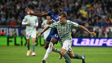 (FILES) Chelsea's English midfielder #11 Noni Madueke (L) and Real Betis' Spanish forward #36 Jesus Rodriguez vie for the ball during the UEFA Conference League final football match between Real Betis and Chelsea FC in Wroclaw on May 28, 2025. Italian club Como has signed Spanish U-21 international Jesus Rodriguez on July 2, 2025, for a reported fee of 22 million euros. (Photo by Sergei GAPON / AFP)