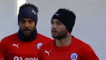 Eugenio Mena volvería a la titularidad ante Uruguay en lugar de Jean Beausejour.