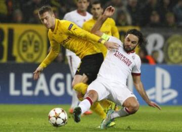 Marco Reus (i) del Dortmund ante Selcuk Inan (d) del Galatasaray, durante un partido del Grupo D de la Liga de Campeones de la UEFA en el estadio BVB de Dortmund (Alemania). 