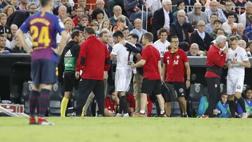 Guedes se marcha lesionado del duelo entre el Valencia y el Barcelona.