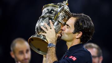 Roger Federer besa el trofeo de campeón del Torneo de Basilea 2018 tras ganar en la final al rumano Marius Copil.