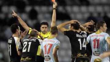 <b>DESASTRE. </b>López y Núñez se desesperan al quedarse con diez en Vigo.