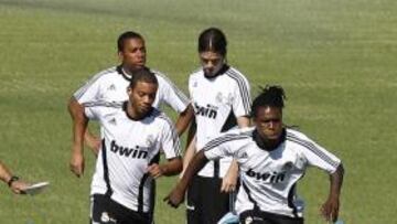 <b>SIN TITULARES.</b> El equipo blanco se ejercitó sin los jugadores que consguieron la Supercopa.