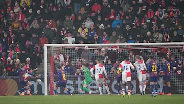 1-0. Córner que saca el Slavia, peina Thomas Holes hacia atrás y Vasil Kusej, en el segundo palo, le gana la partida a Frenkie de Jong y marca el primero para los checos.