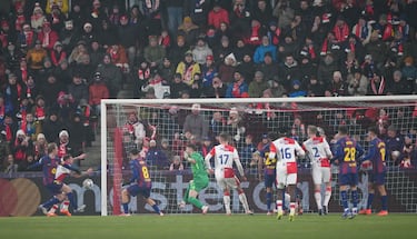 1-0. Córner que saca el Slavia, peina Thomas Holes hacia atrás y Vasil Kusej, en el segundo palo, le gana la partida a Frenkie de Jong y marca el primero para los checos.