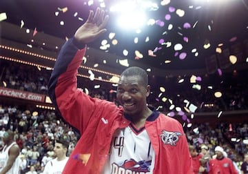 - Años en la NBA: 1984-2002 | -Equipos: Houston Rockets, Toronto Raptors | -Medias de su carrera: 21,8 puntos, 11,1 rebotes, 3,1 tapones | -Mejor temporada: (1992-93) 26,1 puntos, 13 rebotes, 4,2 tapones | -Méritos: 2 veces campeón, 1 vez MVP, 2 veces MVP de las Finales, 2 veces mejor defensor, 12 veces all star, 6 veces en el mejor quinteto. | Nacido en Nigeria y nacionalizado estadounidense, aunque jugó con la selección norteamericana (y fue oro olímpico en 1996), se le considera extranjero ya que estuvo jugando los primero nueves años de su carrera con nigeriano. Número 1 del histórico draft de 1984 (Michael Jordan, Charles Barkley y John Stockton), Olajuwon es uno de los mejores pívots de la historia. A mediados de los 90 llevó a los Rockets a sus dos únicos títulos derrotando primero a los Knicks de Patrick Ewing y después a los Magic de Shaquille O'Neal. Es el único jugador en la historia en ganar en la misma temporada el MVP, el premio al mejor defensor y el MVP de las Finales (1994). Nadie ha puesto más tapones que él (3.830) y es el único pívot en el top-10 de robos. Sus movimientos en ataque, inolvidables. Su capacidad defensiva, demoledora. 
