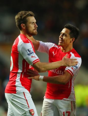 Alexis Sánchez celebra uno de sus goles ante el Hull City 