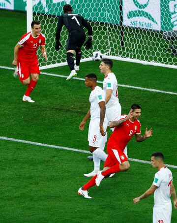 1-0. Aleksandar Mitrovic celebró el primer gol.