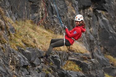 Catalina se muestra segura durante su descenso en rápel. 