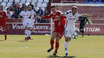 Álvaro Vázquez asalta Albacete y da un respiro al Nástic