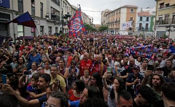 Aficionados y jugadores celebran el ascenso a segunda división por las calles de Elda.