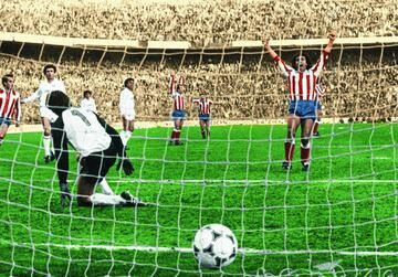 Hugo Sánchez llegó al Atlético de Madrid en 1981. El equipo rojiblanco se medía al Real Madrid en la jornada 26 de Liga cuando el mejicano marcó de penalti el 1-0 definitivo. La temporada siguiente sería pichichi con 19 goles.