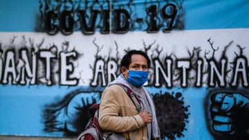 -FOTODELDIA- AME5748. BUENOS AIRES (ARGENTINA), 10/06/2020.- Una persona con tapabocas camina por las calles este mi&eacute;rcoles en la Ciudad de Buenos Aires (Argentina). EFE/ Juan Ignacio Roncoroni