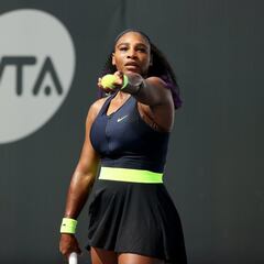 What advice did Serena Williams give Caitlin Clark about dealing with critics?