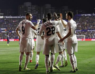 Los jugadores del Real Madrid celebran el 0-1 de Benzema.