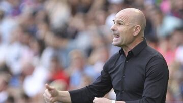 Levante's head coach Paco Lopez directs his team during the Spanish La Liga soccer match between Levante and Barcelona in Valencia, Spain, Nov.2 , 2019. (AP Photo/Alberto Saiz)