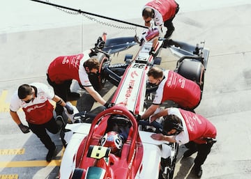 Antonio Giovinazzi junto a sus mecánicos.