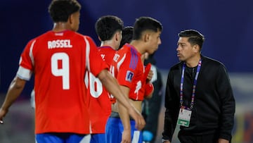 Futbol, Chile vs Japon.
Mundial sub 20, Chile 2025.
El entrenador de Chile Nicolas Cordova es fotografiado durante un partido del grupo A del mundial sub 20 contra Japon disputado en el estadio Nacional de Santiago, Chile.
30/09/2025
Andres Pina/Photosport
Football, Chile vs Japan.
U-20 World Cup Championship.
Chile’s manager Nicolas Cordova is pictured during a Group A match of the U-20 World Cup against Japan at the Nacional stadium in Santiago, Chile.
30/09/2025
Andres Pina/Photosport