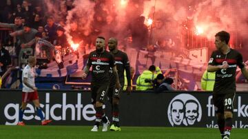 El derbi de Hamburgo, detenido varias veces por lanzamiento de bengalas