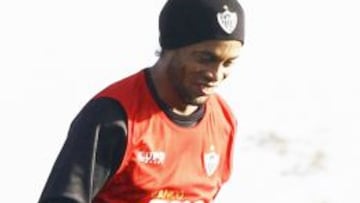 Ronaldinho vuelve a disfrutar con el bal&oacute;n en los pies.