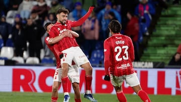 GETAFE (MADRID), 02/03/2024.- Los jugadores de Las Palmas, Munir El Haddadi (c), Javi Muñoz (i) y el guineano Saul Coco, celebran el tercer gol del equipo canario durante el encuentro correspondiente a la jornada 27 de Primera División que Getafe y Las Palmas disputan hoy sábado en el Coliseum de la localidad madrileña. EFE / Sergio Pérez.
