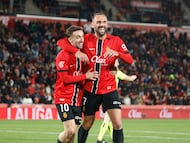 PALMA DE MALLORCA, 02/02/2026.- Los jugadores del Mallorca, el kosovar Vedat Muriqi (d) y Sergi Darder, celebran el tercer gol de su equipo durante el encuentro correspondiente a la jornada 22 de Laliga EA Sports que disputan este lunes Mallorca y Sevilla en el estadio de Son Moix, en la capital balear. EFE/CATI CLADERA.