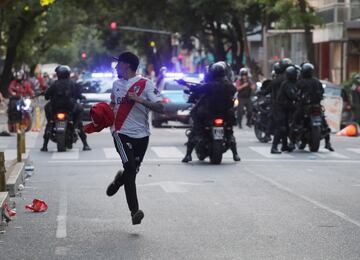 La CONMEBOL decidió aplazar un día la final después del apedreamiento del bus de Boca por parte de los hinchas de River.