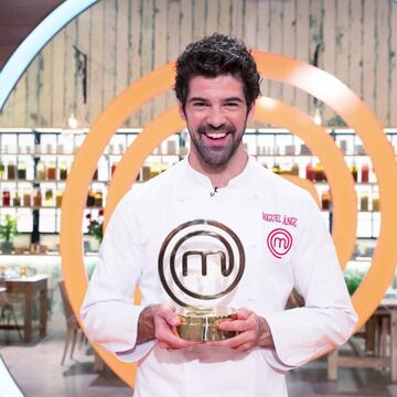 El primer ganador de la historia de 'MasterChef Celebrity España' fue Miguel Ángel, quien sobresalió en prueba tras prueba en una edición de lo más reñida, con Fernando Tejero, Loles León y Cayetana Guillén Cuervo al acecho del actor. Al final, y tras un ajustadísimo duelo final, éste se llevó la victoria frente a Cayetana. Un premio del que hoy sigue presumiendo de lo más feliz.