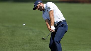 Dustin Johnson golpea una bola durante el 2018 RBC Heritage en el Harbour Town Golf Links en Hilton Head Island, South Carolina.