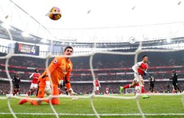 LONDON, ENGLAND - FEBRUARY 11: Alexis Sanchez of Arsenal celebrates scoring his side's second goal from the penalty spot during the Premier League match between Arsenal and Hull City at Emirates Stadium on February 11, 2017 in London, England. (Photo by Clive Rose/Getty Images)