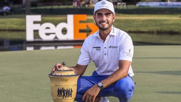El golfista mexicano Abraham Ancer posa con el trofeo de campeón del World Golf Championship FedEx-St. Jude Invitational en el TPC Southwind de Memphis, Tennessee, Estados Unidos.