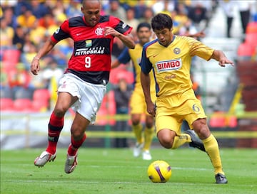 Muchos lo catalogan como uno de los peores refuerzos del América. Llegó a Coapa en el 2008 y solo estuvo un torneo. En el 2009 fue convocado por Diego Armando Maradona a la Selección Argentina.