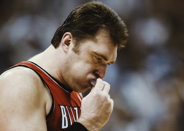 Hay quién dice que si Sabonis hubiera llegado a la NBA más joven y libre de problemas físicos, habría tenido una carrera espectacular. Seleccionado en 1986, no debutó hasta 1995, con 31 años. Y lo hizo bien en los Blazers, pero nunca fue el jugador legendario que se recuerda en Europa, un continente en el que es uno de los mejores de todos los tiempos. Las finales del Oeste del 2000, con la explosión de Kobe Bryant y la fiebre amarilla, supusieron su mayor acercamiento al anillo.