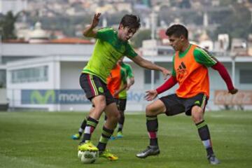 Rodolfo Pizarro disputa el esférico ante Arturo González