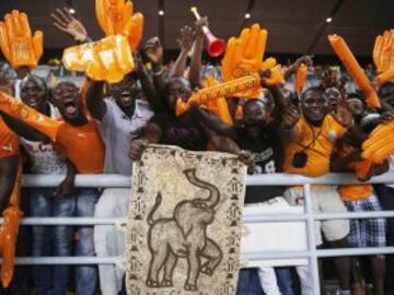 Seguidores de Costa de Marfil celebran el pase a la final de su equipo.