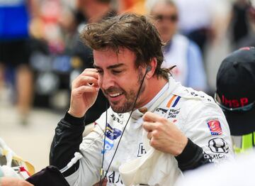 El piloto español Fernando Alonso del equipo Andretti Autosport tras participar en una sesión de entrenamiento antes de las 500 Millas de Indianápolis