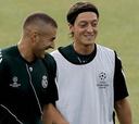 La afición elige a Özil en la comparación con Modric