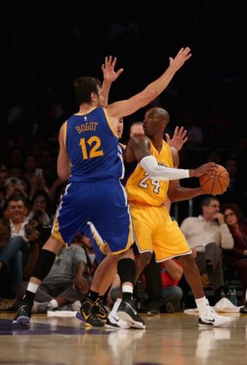 Los Lakers debutaron en el Staples con clara derrota ante los Warriors. Kobe, otra vez muy bien y exhibición de la pareja Stephen Curry-Klay Thompson.