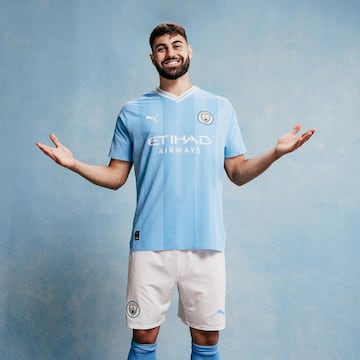 Refuerzo de lujo para el vigente campeón de la Champions. A los Rúben Dias, John Stones, Akanji y compañía se suma la perla croata. Guardiola completa su defensa de ensueño, si no la tenía ya, y dispone de un muro infranqueable incluso para Haaland, que tendrá caro el gol en los entrenamientos.
El central se revalorizó y mucho en el Mundial de Qatar, siendo uno de los mejores zagueros del torneo e imponiéndose en cada partido hasta la ya histórica jugada de Messi, que quizás le hizo un favor a su querido amigo Pep rebajando un poco el precio del ya ex del Leipzig. Queda claro que el puesto de defensor central cada vez es más importante en el fútbol actual y los equipos están dispuestos a desembolsar ingentes cantidades de dinero por conseguir a un top.