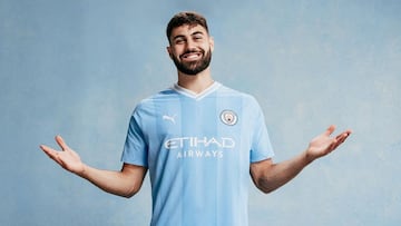 Refuerzo de lujo para el vigente campeón de la Champions. A los Rúben Dias, John Stones, Akanji y compañía se suma la perla croata. Guardiola completa su defensa de ensueño, si no la tenía ya, y dispone de un muro infranqueable incluso para Haaland, que tendrá caro el gol en los entrenamientos.
El central se revalorizó y mucho en el Mundial de Qatar, siendo uno de los mejores zagueros del torneo e imponiéndose en cada partido hasta la ya histórica jugada de Messi, que quizás le hizo un favor a su querido amigo Pep rebajando un poco el precio del ya ex del Leipzig. Queda claro que el puesto de defensor central cada vez es más importante en el fútbol actual y los equipos están dispuestos a desembolsar ingentes cantidades de dinero por conseguir a un top.