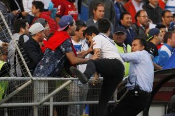 Hincha del  Universidad Catolica agreden a guardias de seguridad en el partido disputado en el estadio San Carlos de Apoquindo de Santiago, Chile.