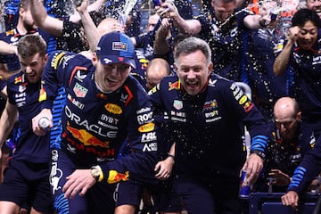 Max Verstappen y Christian Horner (Red Bull), en la celebración tras el GP de Bahréin de F1 2024.