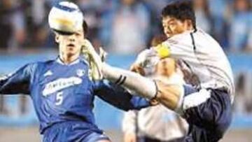 <b>EL LÍDER. </b>Hattori, el capitán del Jubilo, disputa el balón.