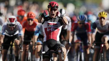 Sisteron (France), 31/08/2020.- Australian rider Caleb Ewan of Lotto Soudal team celebrates winning the third stage of the Tour de France over 198km from Nice to Sisteron, southern France, 31 August 2020. (Ciclismo, Francia, Niza) EFE/EPA/Benoit Tessier /