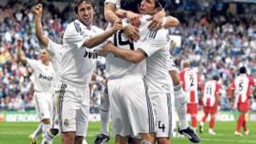 <b>ABRAZANDO AL CAZADOR. </b>El Madrid celebra uno de los goles de Huntelaar ante el Almería.