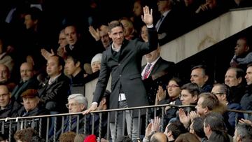 Fernando Torres saluda en el palco. 